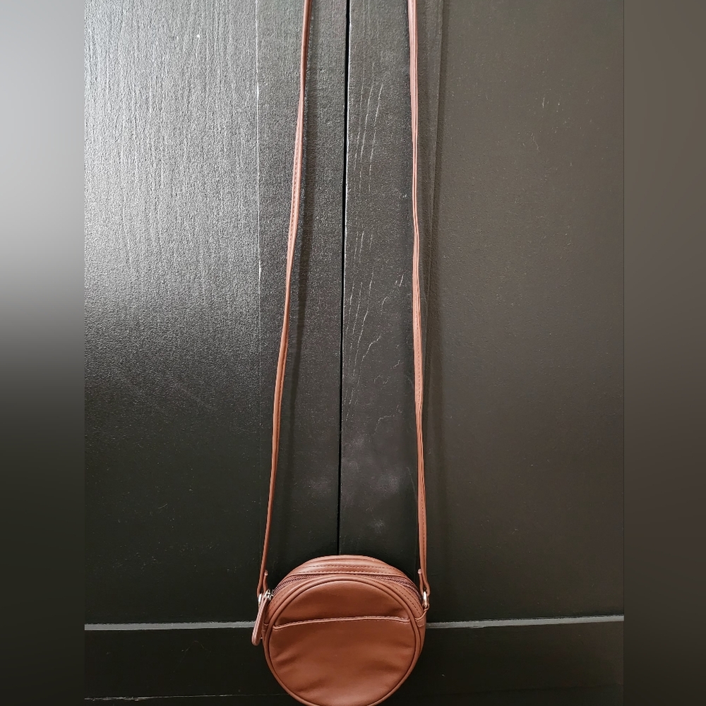 No Boundaries circle crossbody in brown - Picture 3 of 7
